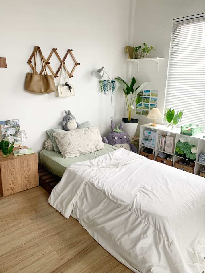 Suasana pagi dikamar ala ghibli

#lantaikamar #bedcover #spreihijau #rakkompartemen #boxrotan #vennetianblind #gantungankayu #bonekatotoro