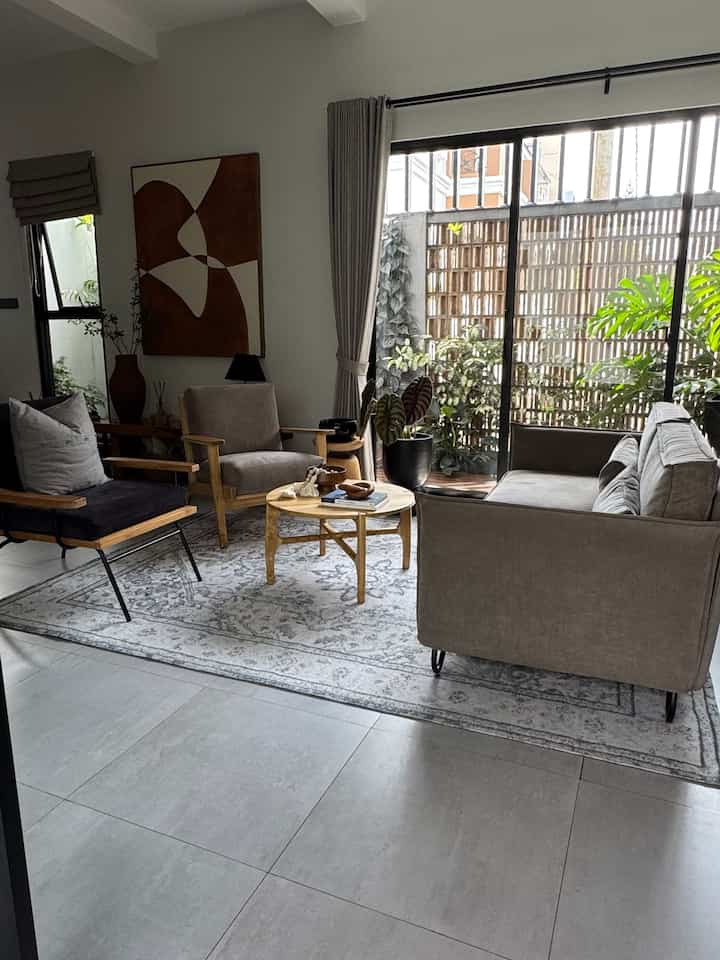 Re- Layout living room

Biar gak bosen dipindah pindah dulu sofa dan single chair dan juga diganti coffe table ke kayu jati dengan finishing natural bleech 

#bumitimi #livingroom #rumahindustrial #lantaiabu #lantaisemen #karpetklasik #ideruangtamu #openplan #ruangtamu 