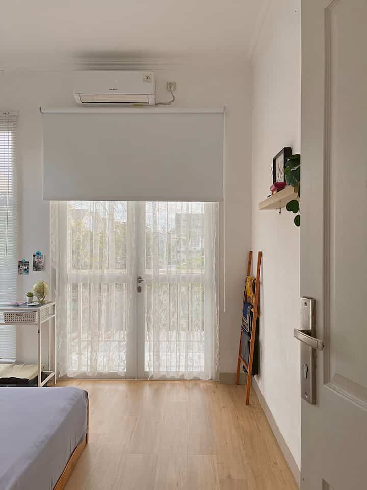 Inspirasi tirai di rumah ini. Kebanyakan di rumah ini kami menggunakan roller blind dan venetian blind yang lebih low maintenance dan looksnya lebih clean 🫶🏼

#TiraiRumah #RollerBlind #Vitrase #VenetianBlind #GordenRumah #Tangerang #Rumakaf