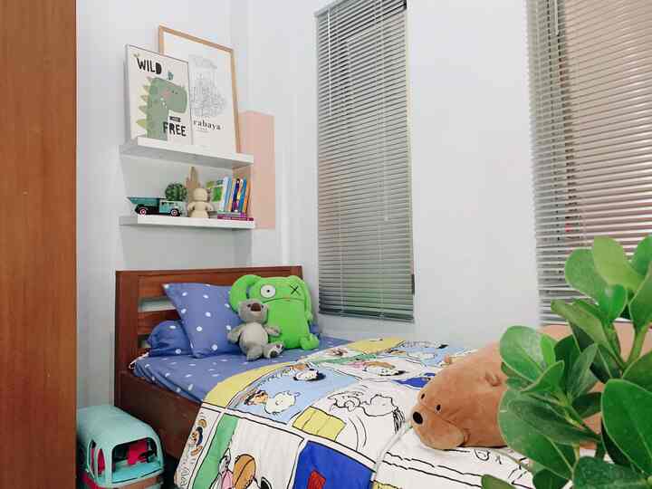 Kamar Tidur Anak 👧🏻

Seru memang soal menata kamar tidur anak 👋🏼 dari pemilihan detail seperti warna sprei, pajangan dinding, juga motif2 seru lainnya.

Untuk kamar anak, aq sengaja tetap memberikan permainan warna. Mengurangi ke egoisan yang rasanya pengen dengan warna2 estetik yang senada atau gradasinya. Tetaplah demi anak 👧🏻masa kecilnya biarlah dia menikmati serunya warna2 khas anak.

#kamaranak #inspirasikamar #bedroom #kidsbedroom #kamarsederhana #bedroominspiration #homedecor #kamaranakperempuan 