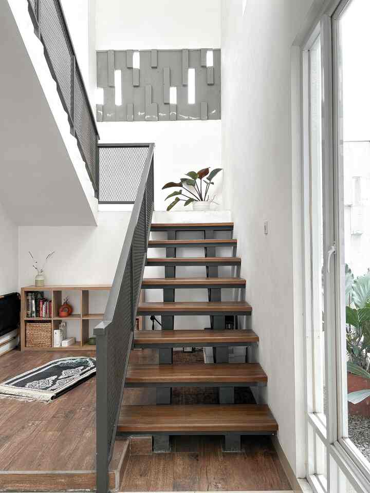 Perpaduan baja IWF dan anak tangga dari papan kayu ini bikin suasanya jd semakin industrial yaa. Karna tema rumah #scandinavian dan #industrial maka kami padukan dinding putih, tangga baja dan anak tangga kayu.. #tangga #inspirasitanggarumah #anaktangga #tanggaminimalis #boemisaturnus