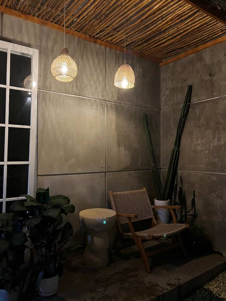 Night vibes di teras belakang rumah. Tempat ngadem paling favorit sambil dengerin suara serangga malam-malam. Vibesnya nenangin banget. 🍃

#NightVibes #TerasRumah #TerasIndustrial #TerasMini #LampuRotan #KursiRotan #DindingExposed #LantaiExposed