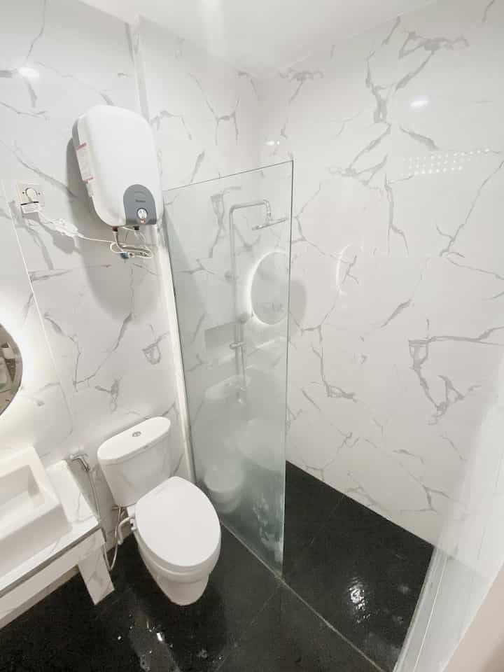 Transformasi kamar mandi

Kamar mandi berukuran 2,1 x 1,5 m ini kami buat langsung saat pembangunan rumah oleh developer. Denah kami rancang sendiri dan material juga kami beli sendiri. So far kami sangat puas dengan hasil kamar mandi ini yang tampak clean.

#WaterHeater #Kloset #RenovasiKamarMandi #BathroomMakeover #InspirasiKamarMandi 