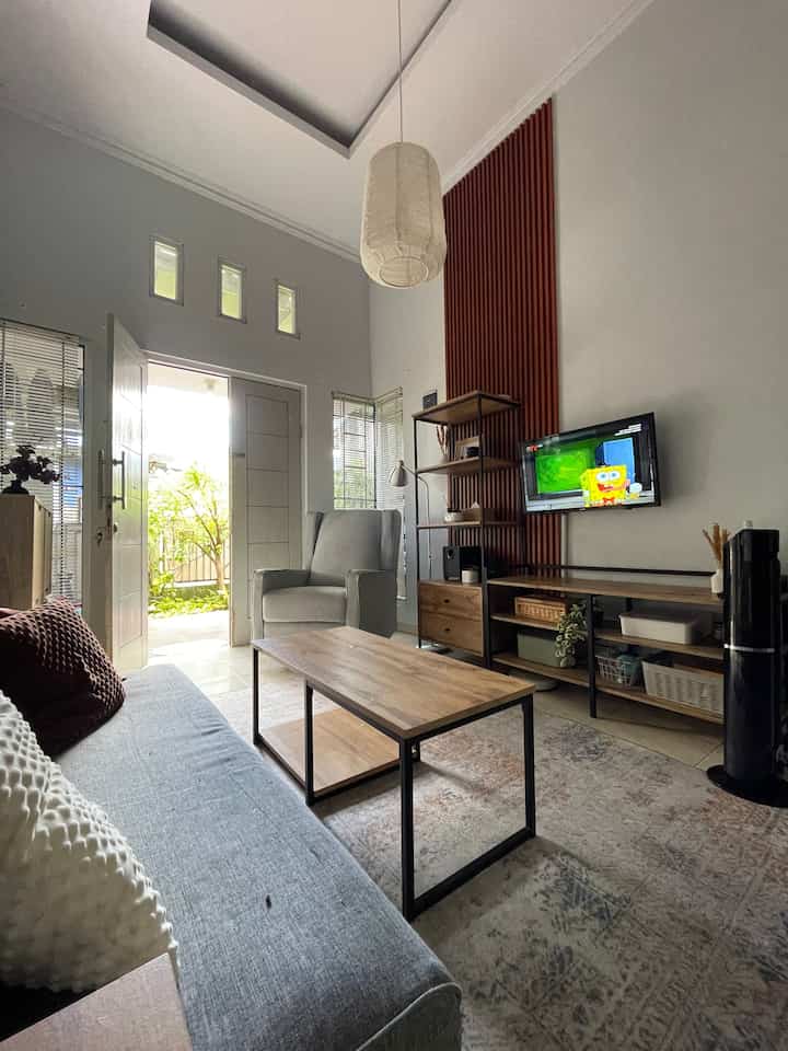 Living room ini terasa hidup berkat sentuhan cahaya matahari yang masuk langsung dari pintu dan jendela. 

🌞 Cahaya alami yang membanjiri ruang, berpadu sempurna dengan furnitur bernuansa kayu dan elemen industrial minimalis. Karpet yang lembut dan detail tekstur sofa semakin menambah kehangatan di ruangan ini. Siang hari seperti ini adalah saat terbaik untuk menikmati sudut rumah yang sederhana, namun begitu nyaman. 🪟✨ 

Bagaimana siang hari di ruang tamu kalian?”

#LivingRoomGoals #NaturalLight #IndustrialMinimalist #CozyVibes #HomeDecor #WPCPanel #WarnaCatRumah #SofaBedMinimalis #RakSerbaguna