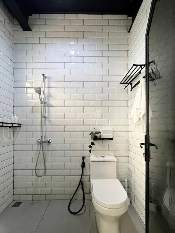 Halo dari kamar mandi mungil yang bisa keliatan semua kalo pakai mode 0,5 hehe. Kamar mandi ini sebenarnya belum pernah di renov/make over. Dari awal bangun bentuknya udah kaya gini hehe. 

Ukuran kamar mandi ini hanya 1,3 x 1,8 meter tapi alhamdulillah tidak terasa sempit karena kami menggunakan keramik/granit berwarna terang dan tidak menggunakan sekat. 

Di kamar mandi mungil ini juga ada wastafel kecil yang cukup untuk sikat gigi dan cuci muka. Untuk desainnya kami pilih yang minimalis dengan warna monochrome. Tapi sempat terpikirkan untuk tambah warna di kamar mandi ini dehh. Warna apa ya kira-kira yang cocok 👀

#KeramikKamarMandi #PintuKamarMandi #WarnaKamarMandi #DindingKamarMandi #KeramikDinding #KeramikLantai #Sanitary #RakKamarMandi #GantunganHanduk #RenovasiKamarMandi #BathroomMakeOver #InspirasiKamarMandi