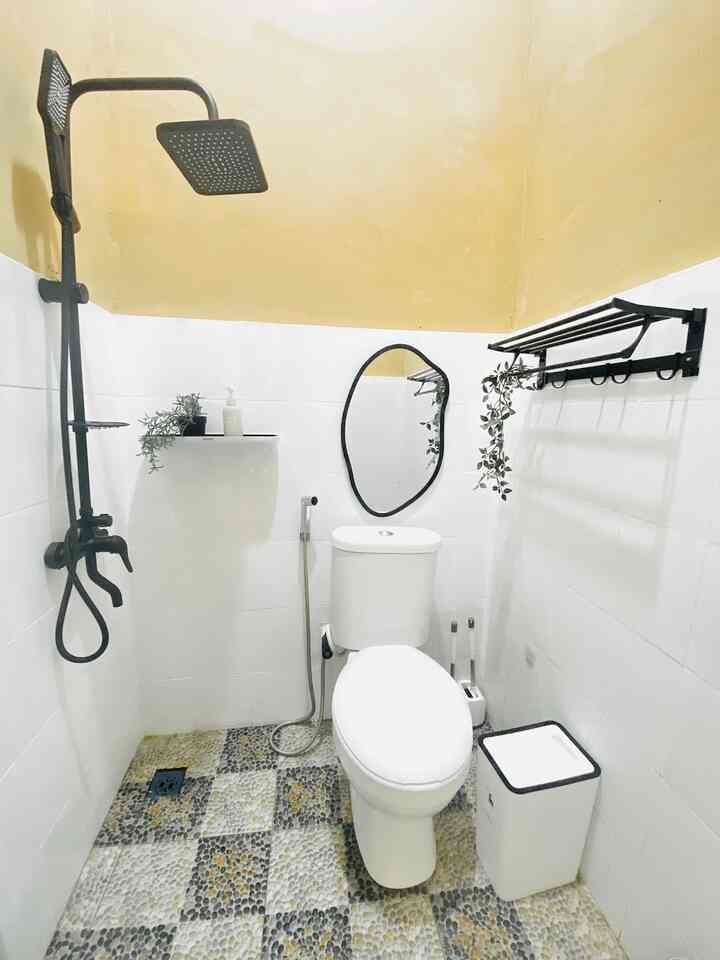 Bentuk kamar mandi ini masih bawaan developer, tahun 2021 kita renovasi ganti keramik lantai dan keramik dindingnya 


#renovasikamarmandi 
#BathroomMakeOver
#InspirasiKamarMandi
#Keramikdinding
#showerset
#gantunganhanduk
#wadahsabun
#kotaksampah