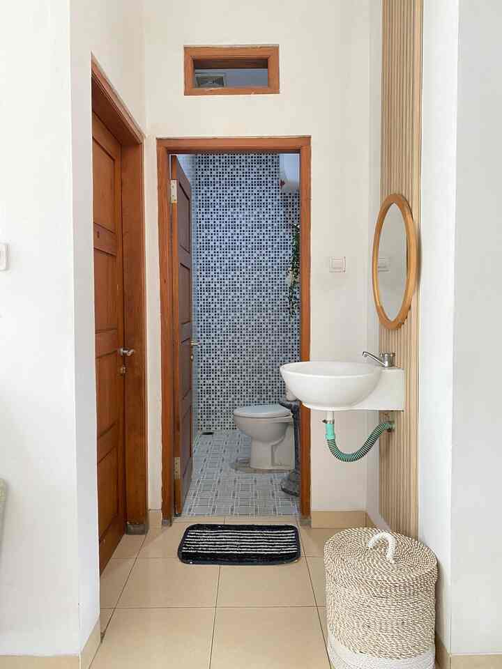 A little touch di area Bathroom yg kami lakukan, sebetulnya belum banyak kami hanya menambahkan wallpanel WPC dan mengganti Cermin di area wastafel, rencananya memang kedepannya akan menambahkan meja/lemari kecil di bawah wastafelnya 

Tapi a little touch bikin lebih cantik area wastafelnya 😍

#cerminbulat #wallpanel #dindingkeramik #closetduduk #wastafel #rakgantungkamarmandi #tanamanhiasgantung
#Renovasikamarmandi
#bathroommakeover
#inspirasikamarmandi