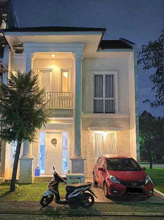 FACADE
Fasad rumah kami bergaya american classic dengan dua pilar untuk membuat kesan rumah lebih tinggi. Dengan ukuran 70 meter persegi menggunakan cat weather coat Mowilex untuk exterior agar lebih awet dengan segala macam cuaca. Kami juga menggunakan warna dominan putih menyesuaikan dengan fasad american classic.

#InspirasiFasad
#StyleFasad
#CatRumah
#IdeFasadRumah
#InspirasiRumahMinimalis