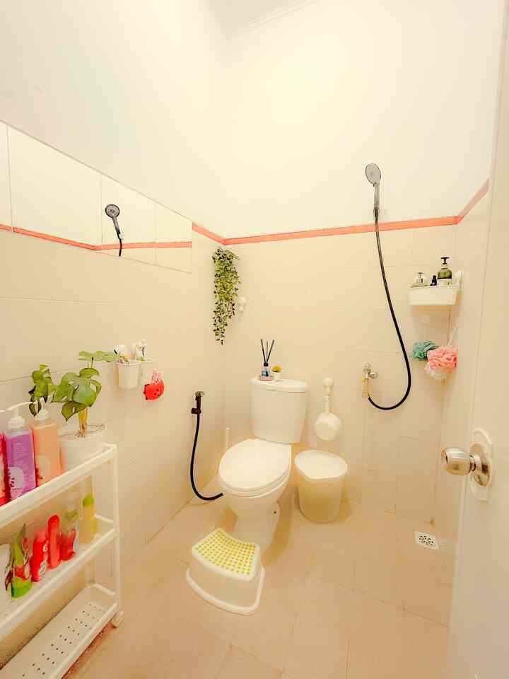 Kamar mandi ini tidak ada renovasi sama sekali masih bawaan awal dari developer kami hanya menambahkan beberapa item dekorasi dan penyimpanan dikamar mandi ini.
Alasan belum melakukan renovasi selain karena budget yang terbatas menurut kami kamar mandi ini berfungsi dengan baik dan nyaman. Kami juga menaruh rak kamar mandi yang slim dan yang menempel di dinding agar ruangan tetap lega, dan menambahkan pewangi agar tetap fresh,wangi dan rilex.

#rakkamarmandi #kamarmandirumahdeveloper #kamarmandimungil #RenovasiKamarMandi #BathroomMakeOver #InspirasiKamarMandi