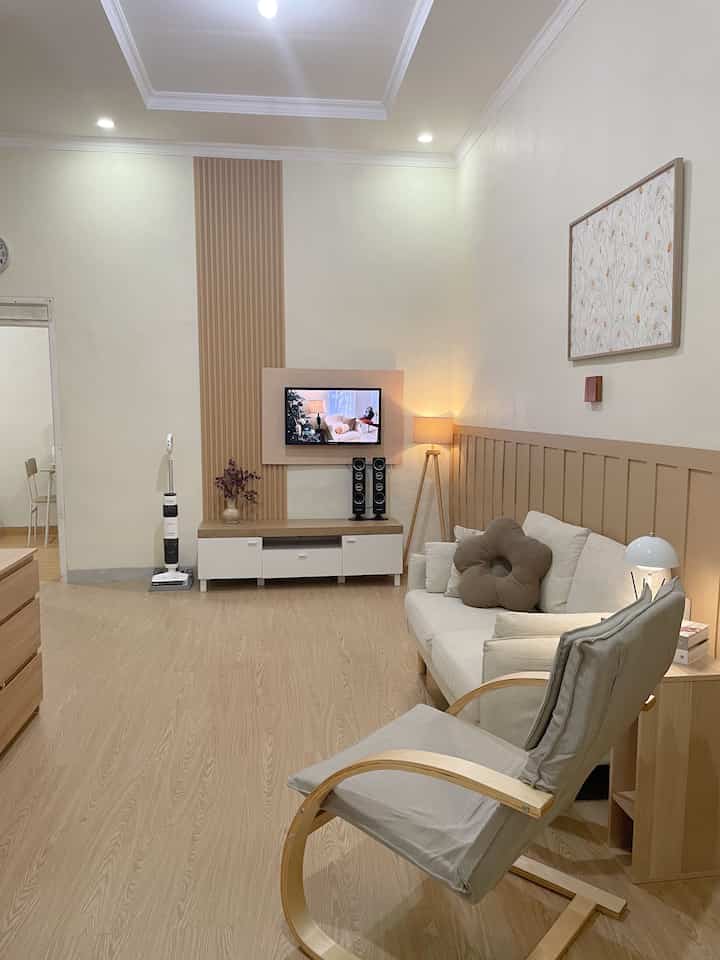 Before - After pemasangan lantai vinyl di ruang tamu. Yang membuat ambience ruangannya langsung berubah menjadi warm dan terkesan hangat 🤎

#RuangTamu #RuangKeluarga #InspirasiRuangTamu #VinylFlooring #SofaMinimalis #Wallpanel #WallDecor #RakTV #KursiSantai