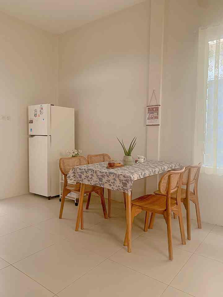 Menikmati sore hari di ruang makan.
Salah satu kegiatan yang rutin saya lakukan adalah mengganti taplak meja dan vas bunga untuk merubah suasana. 
#WarnaCatRumah
#Cat
#DiningRoom
#InspirasiRuangMakan
#DiningRoomInspiration
#InspirasiMejaMakan
#MejaMakanJati