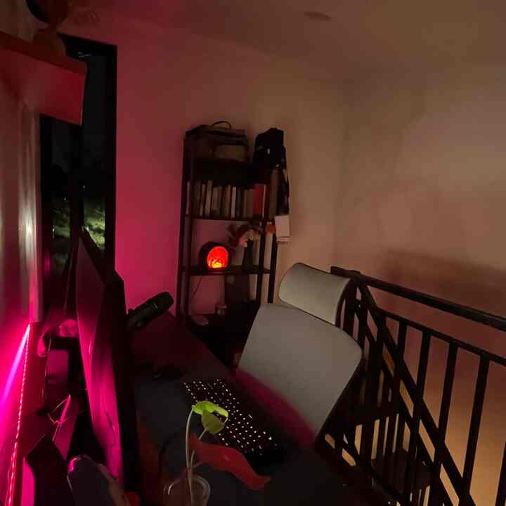 Memaksimalkan setiap sudut, ruang kerja di mezzanine ini jadi tempat yang nyaman dan produktif meski hanya memanfaatkan sisa ruangan. Efisiensi dan kreativitas jadi kunci! #RuangKerja #InteriorMinimalis #Mezzanine #KursiGaming #HomeOffice #Japandi