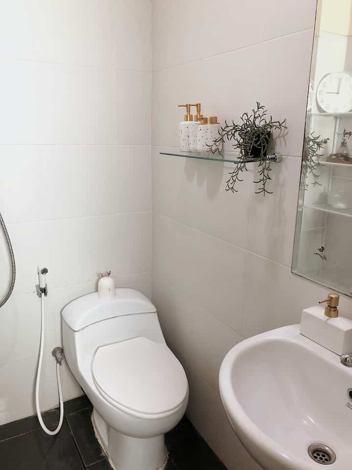 Meski kamar mandi kami minimalis tetap bisa terlihat estetik dan bersih dengan tambahan ornamen dan perlengkapan kamar mandi yang eye catchy, tidak lupa keramik dinding putih gading untuk menambah kesan selalu terlihat bersih

#Renovasikamarmandi #BathroomMakeover #Inspirasikamarmandi #Dindingkamarmandi #Inspirasidekorasi #PrintilanAesthetic #Japandi #Scandinavian