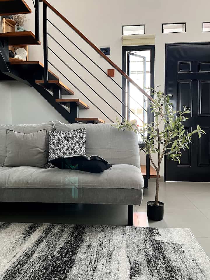 Ternyataa menambahkan tanaman hijau, bikin area living room dengan warna monochrome ini jadi lebih hidup ya 😍. 

#ArtificialPlant #CatInterior #CatPutih #Karpet #Lantai #LantaiRumah #Sofa #SofaMinimalis #Monochrome #LivingRoom