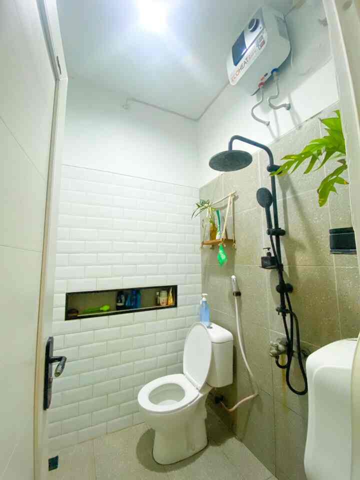 ini adalah proses renovasi kamar mandiku, sederhana dan berwarna putih abu abu. Ditambah beberapa tanaman agar terkesan segar. 

Pembangunan kamar mandi ini sudah dibuat demikian sejak awal dibangun, jadi tidak ada proses pengubahan. 

Kami menggunakan material sederhana seperti keramik motif bata dan keramik terazo abu abu yg diletakkan di lantai dan tembok. 
#keramikkamarmandi #showerkamarmandi #heaterkamarmandi #kamarmandimungil #kamarmandisederhana #RenovasiKamarMandi #BathroomMakeOver #InspirasiKamarMandi