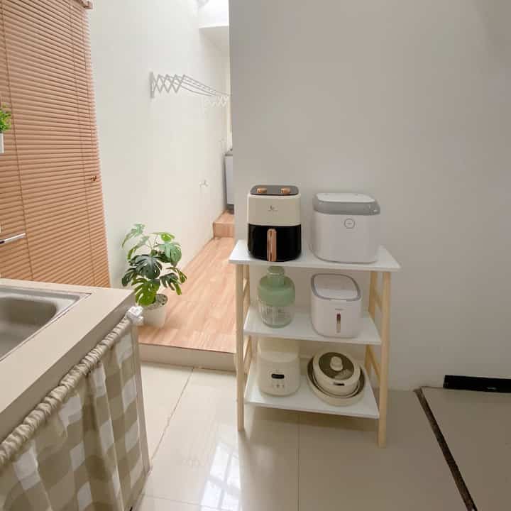 Baru saja menambahkan rak 3 susun ini di area dapur, membuat peralatan dapurku makin rapih
Aku pilih yang berbahan kayu tebal pastinya bakalan kokoh dan warna yang ku pilih warna white wood sesuai tema dirumah
Sekarang Dapurku semakin rapih dan cantik 

#raksusun #kitchen #inspirasi #areadapur #tempatpenyimpanan #rollerblinds #jemuranlipat #peralatandapur