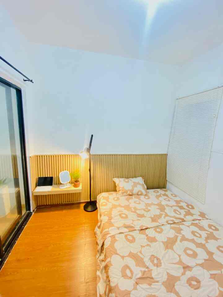 Suasana kamar di malam hari 🌚,
Sedikit ada perubahan di kamar ini , aku baru aja ganti kasurnya ke ukuran yang lebih kecil yaitu 160 cm x 200 cm , nakasnya juga aku ganti ke model gantung, lumayan bikin ruangan sedikit lebih lega🤏🏻


#inspirasikamar
#kamartidur 
#wallpanel
#lamputidur
#catdinding
#lantaivinyl
#bungaasparagus