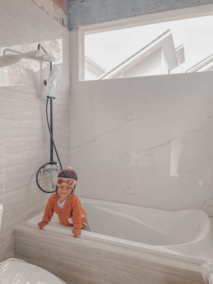 Transformasi Kamar Mandi: Dari Konstruksi ke Kenyamanan

Membangun kamar mandi yang nyaman dan estetik menjadi salah satu bagian paling menantang sekaligus memuaskan dalam proses renovasi rumah kami. Sebelum transformasi, kamar mandi ini hanya berupa ruang kosong dengan dinding-dinding kasar yang belum terbentuk sempurna.

✨ Hasil Akhir:

Bathtub Modern: Elemen utama yang menonjol adalah bathtub minimalis dengan desain yang menyatu dengan interior modern.

Sentuhan Marble: Dinding berlapis motif marble memberikan kesan mewah dan bersih.

Dekorasi Aroma: Penggunaan lilin aromaterapi dan aksesoris kecil menciptakan suasana relaksasi ala spa di rumah sendiri.


Transformasi ini tak hanya memenuhi kebutuhan fungsional, tetapi juga memberikan tempat untuk anak-anak bermain air dengan aman, dan area relaksasi setelah hari panjang. Apa bagian favorit Anda dari hasil renovasi ini?

#bathub #shower #keramikdinding #kamarmandiminimalis #renovasikamarmandi #bathroommakeover #inspirasikamarmandi