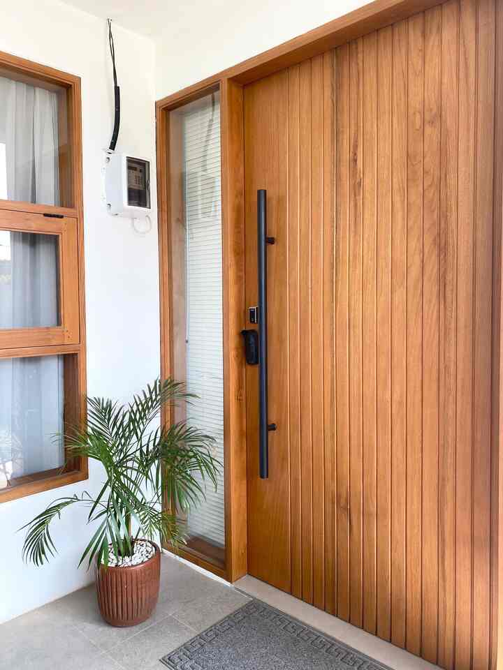 Ngga mau pake pintu dari kayu jati, jadul!!
Tunggu sabar, itu juga yg aku pikirin dlu. Tapi ternyata memilih kayu jati untuk pintu rumah juga bisa terlihat modern dan estetik kok, jika pemilihan design dan finishingnya tepat, ga akan terlihat jadul. Akhirnya kami mantab memilih kayu jati untuk pintu utama dan pintu kamar di Royal Corner. Gimana masih beranggapan pintu dari kayu jati terlihat jadul??

#pintukayu
#pintukayujati
#inspirasipintu
#inspirasipintukayujati
#pintukamar
#handlekunci
#smartdoorlock