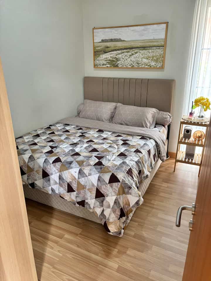 Inspirasi kamar tidur berukuran 3,5 x 2,5 m
aku menambahkan lantai parket ketika renovasi rumah, karena dg menambahkan lantai parket saja bisa membuat vibes ruangan menjadi lebih hangat 🤎


#kamartidur #badroom #homedecor #lantaikayu #masterbedroom #homeinspo #walldecor