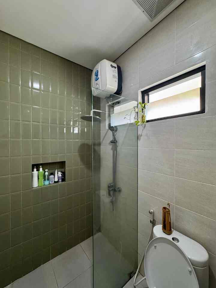 Dulu, mengusahakan banget biar kamar mandi mini ini terlihat luas, clean & aesthetic dengan memberikan statement dinding hijau di dekat shower. Ternyata ga salah pilih tema kamar mandi: nuansa hijau & putih 🤍
*Slide terakhir adalah foto saat pertama kali keramik hijau dipasang

#KeramikKamarMandi #KeramikHijau #RenovasiKamarMandi #BathroomMakeOver #InspirasiKamarMandi