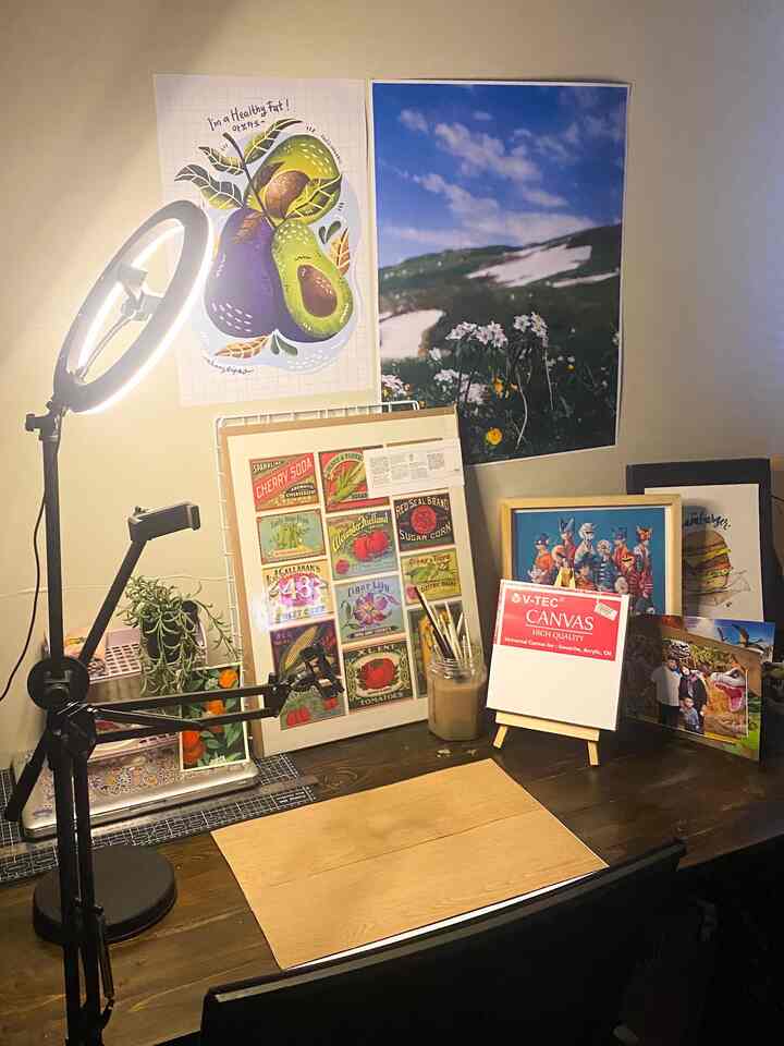 Ini adalah salah satu spot tempatku mengerjakan hobi dan sesekali jika ada pekerjaan freelance mengenai ilustrasi. Meja ini jg bs dirubah setup menjadi tempat membuat konten video produk. Kami mengerjakan berbagai macam hal di ruangan ini. ✨
#wallpaperfoam #poster #tanamandeco #lampupipit #lampumeja #galerirumah #dekorasirumah #kantordalamrumah #workfromhome