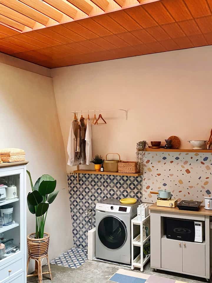 Area laundry room yang bermula dari bekas lahan sisa di belakang rumah 

Awalnya area ini merupakan bagian outdoor yang terbengkalai, hanya ditumbuhi semak-semak, akhirnya kami bersihkan, dibangun untuk manfaatkan sebagai area multifungsi sebagai laundryroom maupun dapur kedua kami ✨

#KeramikLaundryRoom #PlafonPVC #CatTembokLaundryRoom #RenovasiLaundryRoom #LaundryRoomMakeover #InspirasiLaundryRoom