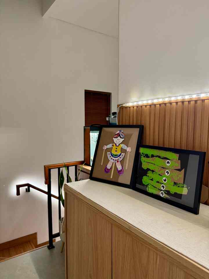 Spot bengong ter favourite di rumah sambil mendengarkan suara gemericik dari akuarium. Cita-citanya sih punya rumah dengan kolam ikan yg besar ya, tapi sekarang baru dikasih nikmat kolam buatan (re: akuarium) 😁
#Hallway #Aquascape #Akuarium #nightvibes #tempatsantai #rumahminimalis #hiasanrumah