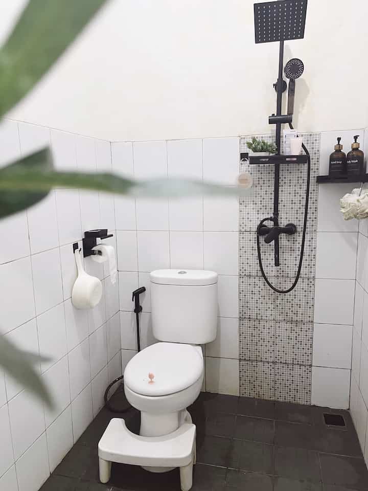 ✨Bathroom Simple Make Over
Membuat suasana berbeda di kamar mandi tanpa renovasi besar bisa dilakukan dengan berbagai cara. 
Salah satunya dengan mengganti sanitary di kamar mandi. Mengganti shower, jet washer, gantungan kamar mandi dan aksesoris lainnya dengan nuansa yang senada membantu membuat suasana kamar mandi jadi lebih cantik secara visual tanpa biaya yang menguras kantong. 
Jangan lupa menambahkan akesoris yang bisa jadi statement di kamar mandi. Seperti cermin kami yang bernuansa kayu tapi tetap memiliki aksen warna hitam sehingga terlihat lebih pop up tapi tetap menyatu dengan interior lainnya.

#KeramikKamarMandi #ShowerKamarMandi #Sanitary #AmbalanKamarMandi #RenovasiKamarMandi #BathroomMakeOver #InspirasiKamarMandi