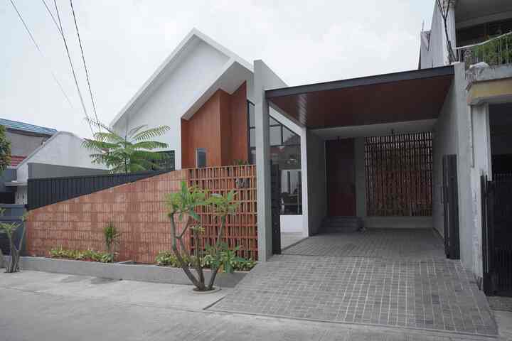 Fungsionalitas carport berukuran 4m x 6m yang lantai dilapisi batu alam andesit, serta batu coral yang mengelilingi, selain setiap kedatangan terasa berbeda juga menambah nilai estetika pada tampak depan. Sentuhan cat dekoratif menjadikan area parkir bukan hanya tempat menyimpan kendaraan, tetapi juga bagian dari desain rumah yang menawan. 

Pemanfaatan ruang pada carport kalian bisa tambahkan tanaman hias di sudut carport, gunakan lampu sorot atau strip untuk meningkatkan ambience dimalam hari, memanfaatkan dinding untuk penyimpanan meteran listrik, air, gas atau menyimpan alat kebersihan atau perlengkapan kendaraan agar terlihat rapih. Oiya, bisa juga letakkan kursi santai untuk menciptakan area bersantai yang nyaman loh. Carpot tidak hanya fungsional, tetapi juga menjadi bagian yang indah dari rumah 🚗✨

#Carport #Cat #CatDinding #InspirasiCarport #CatDindingEksterior #CatDindingRumah #BatuAlam #LantaiCarport #IdeCarport #PlafonCarport #PagarRumah #PintuUtama #CatDekoratif #Kanopi #FasadRumahMinimalis 