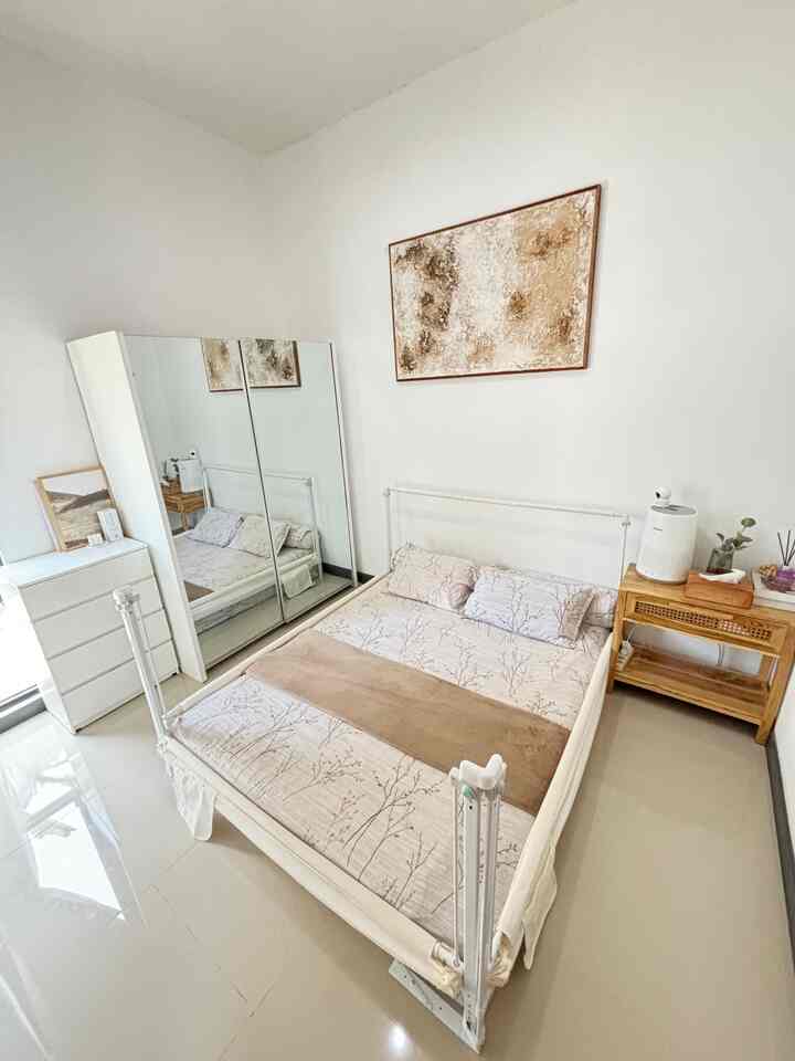 Kamar Tidur ukuran 3,5 x 3 m

Kamar tidur ini merupakan kamar tidur utama di Fushia House. Kami memilih furniture dengan warna netral agar tidak terlalu ramai. 2 lemari baju, 1 kasur ukuran queen, dan bedside table.

#sprei #drawer #inspirasikamartidur #kamartidurminimalis #kamartidurkecil