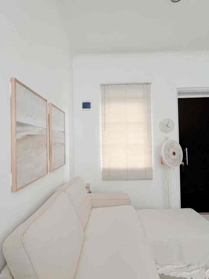 New spot at @noonaniana, additional stool that can also be used as a folding mattress.

To match, it is covered with a sofa cover from ikea called "thorgun" and with a touch of the same color carpet now. So inspiring, right? 😍❤️

#livingroom #ruangtamu #familyroom #ruangminimalis #rumahminimalis #kivik #thorgun #ikea #inspirasiruangtamu #designrumah