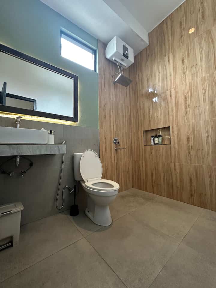 Hi Semua, 

Alasan kamar mandi ini direnovasi, adalah kami memasang jendela agar mendapatkan cahaya dan sirkulasi udara dari luar, proses menambahkan jendela ada pada slide 2. 

Dinding pada area shower kami menggunakan granite agar kuat terhadap area basah / lembab.

Selain itu jg lampu led kami letakkan di belakang cermin agar mendapat warmy vibes, khusus nya di malam hari. Semoga menginspirasi ya 💙 

#granite #dindinggranite #lantaimatt #wastafel #catantibacterial #showerkotak #jendelakamarmandi #renovasikamarmandi #bathroommakeover #inspirasikamarmandi 
