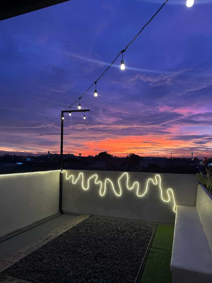 Hi Semua,

Perbedaan area rooftop jika tidak menggunakan lampu ( slide 2 ). 

Jadi lampu yg kami pasang di area rooftop memang bisa untuk area outdoor, mulai dr lampu bohlam filamen, led strip outdoor, tetap aman walaupun hujan.  Vibes nya jadi benar-benar beda , warmy look aesthetic di kafe-kafe 🥰♥️, semoga menginpirasi ya.


#rumputsintetis #deckingkayu #batusplit #aquaproof #lampufilamen #bohlamfilamen #lampuoutdoor