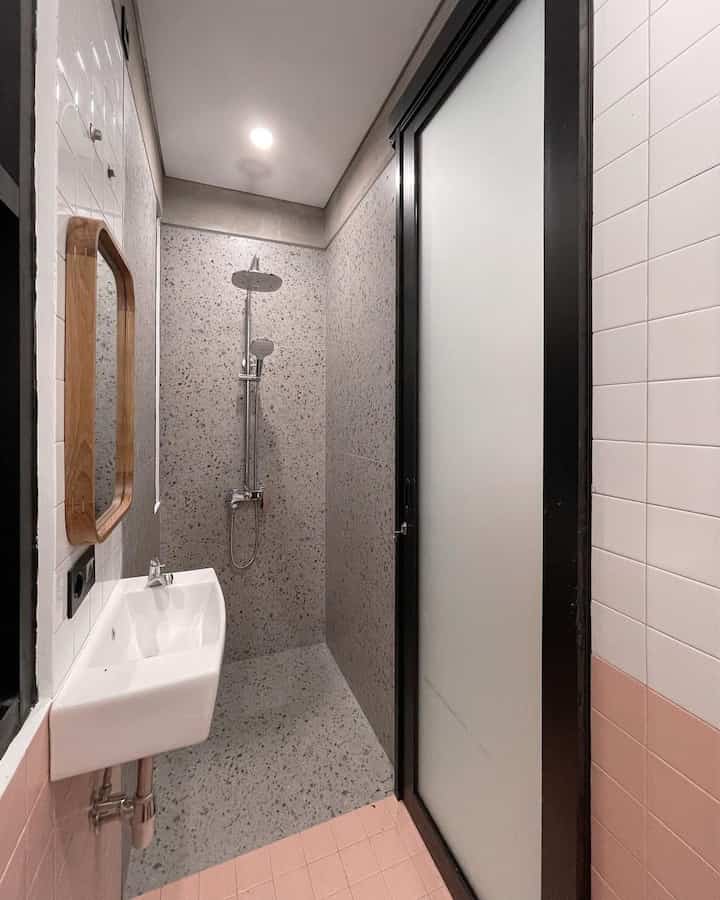 Hallo sahabat Ohouse !

Kamar mandi di kamar utama ini lebarnya ga sampe 1m,,lebar tepatnya 90cm aja,,

Sempet ga percaya bisa bikin kamar mandi di space mini ini,,
Tapi ternyata ga sempit sama sekali,,

Tips :
1. Pake sliding door
2. Posisi shower dan kloset berhadapan
3. Pakai wastafel gantung dengan ukuran kecil
4. Pakai cermin biar terkesan luas
5. Perhatikan sirkulasi udara

#RenovasiKamarMandi #BathroomMakeOver #InspirasiKamarMandi #GranitKamarMandi #DindingGranit #CerminDinding #Shower #WastafelGantung