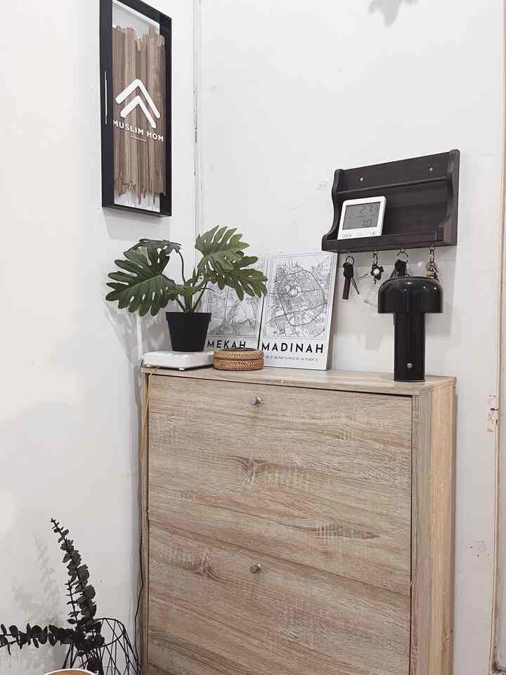 ✨Small Foyer 
Kami mencoba memanfaatkan area dekat pintu rumah menjadi lebih fungsional dengan membuat foyer. 
Area ini memudahkan saat akan keluar rumah. Kami mengisi area foyer dengan rak sepatu, ambalan kunci dan sign yang menjadi identitas rumah kami. 

#foyer #raksepatu #ambalandinding #nomorrumah #livingroom #genkan #ruangtamu #ruangkeluarga #entrance 