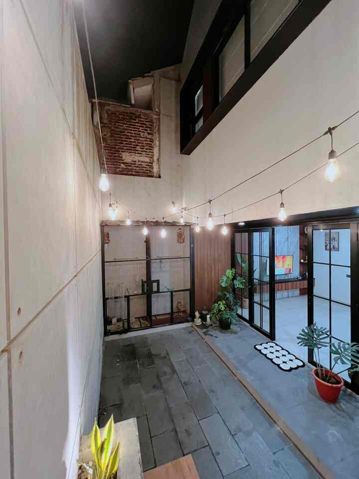 Selamat malam dari taman belakang kami ✨✨

Sumber cahaya dan sirkulasi di rumah kami datangnya dari taman belakang dengan pintu lipat,,

Kalau malam berubah jadi spot nongkrong sambil ngopi,,

#TamanBelakang #TamanKering #BatuAndesit #KandangBurung #BirdAviary #KesetMonokrom #Monstera #PintuLipat #Conwood #Industrial #CafeAtHome 
