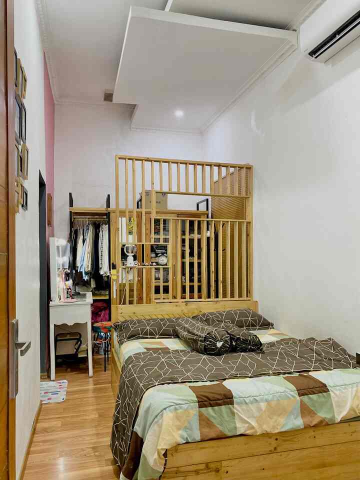 Cerita Partisi Kamar

Partisi Kamar yang dibuat seperti kisi-kisi berfungsi memisahkan antara area tidur dengan mini walk in closet.
Tujuannya agar kamar lebih terasa rapi.

Kamar ini tidak terlalu lebar, tetapi memanjang.
Sehingga ketika dibuat sekat dengan partisi seperti ini, tidak akan terasa sempit.

Semoga bermanfaat 🤍
#Bedroom #BedroomInspiration #PartisiKayu #PartisiKamar #MiniWalkincloset #BedroomDesign #BedroomMinimalist
