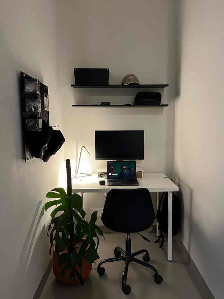 Ruang kerja ganteng dirumah mungil ini jadi sudut yang bikin semangat terus walaupun harus WFH selama berhari-hari! ✨

#RuangKerja #HomeOffice #Ambalan #PapanBerlubang #LEDlampu