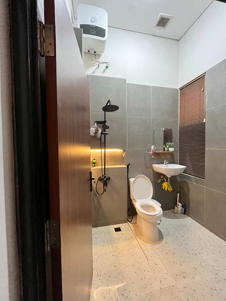Bathroom ini awalnya di design dengan lantai abu-abu tua, namun setelah pemakaian justru warna lantai abu-abu tua selalu meninggalkan bekas air yang terlihat menjadi kotor. 

Jadi kita ganti dengan lantai Terrazo berwarna cerah. Ambience kamar mandi langsung terasa berbeda banget ✨ 

#RenovasiKamarMandi #BathroomMakerOver #InspirasiKamarMandi #KacaKamarMandi #RollerBlindKamarMandi #KeramikDinding #ShowerKamarMandi