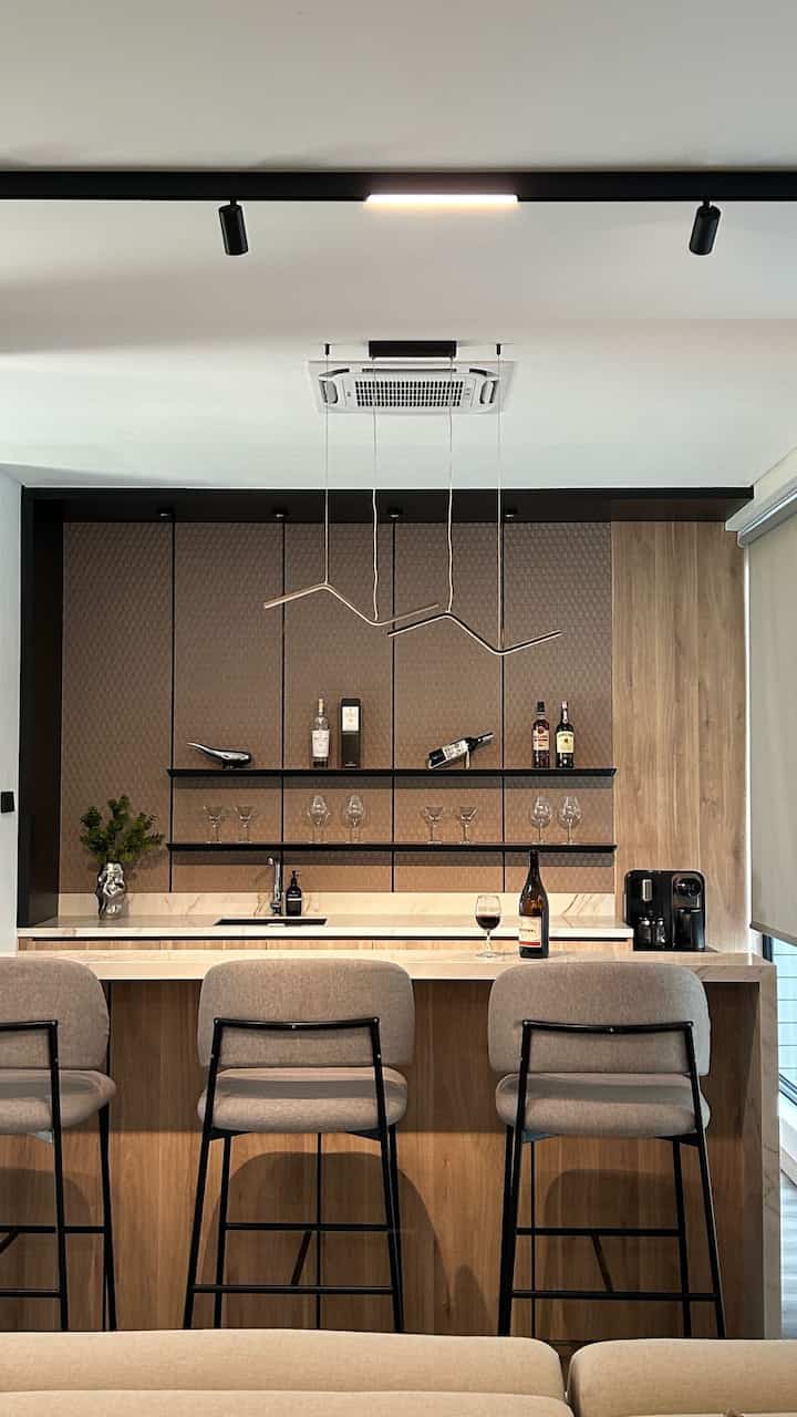 Sudut kecil yang menyempurnakan suasana rumah 🍷✨ Desain modern dengan sentuhan hangat kayu, lampu gantung minimalis, dan detail yang memanjakan mata. Tempat sempurna untuk menikmati secangkir kopi di pagi hari atau segelas wine di malam hari. Cheers to cozy moments at home! 🥂 #HomeInspiration #ModernBar #CozyCorner #wineglass #phomi #waterfilter #bottle #aestheticbottle #wine #wallpanel