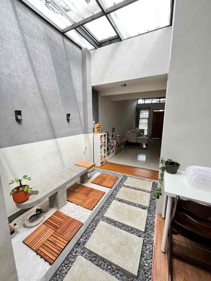 Dengan konsep open space rumah jadi terasa lega dan luas ✨ 
Ini sedikit view dari sudut rumah ku ada taman indoor yg bersebelahan dengan dapur dan langsung keliatan ke arah ruang tamu 😍

#RumahOpenSpace #TumahTanpaSekat 
