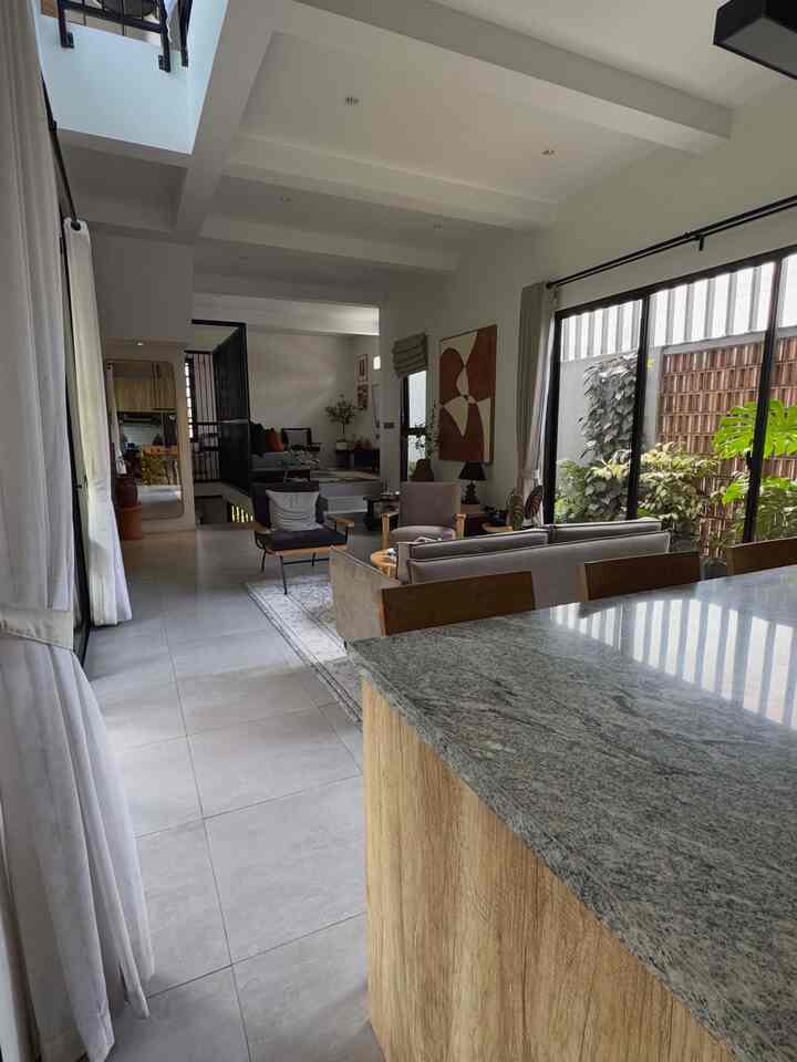 Tips Mewah dan Elegant

Disini aku pake beberapa element yang memang agak pricey menurutku seperti top table granite slab ini dan beberapa lukisan besar

Tapi dengan konsep open space jadi masih tetap terlihat luas 

#bumitimi #sofajati #lantaiabu #elegantonbudget #desainrumahelegant #sederhanamewah #openplan #desainonbudget #rumahindustrial 