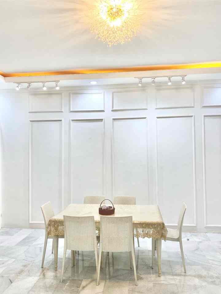 you can never fail white paint on wall moulding and good lighting. aku pakai banyak jenis cahaya di dalam ruangan seperti LED, lampu sorot serta lampu gantung yang bisa bikin ruangan langsung terlihat mewah#lampuLED #catdinding #lampuplatfon #lampusorot #ElegantOnBudget #DesainRumahElegant
#SederhanaMewah