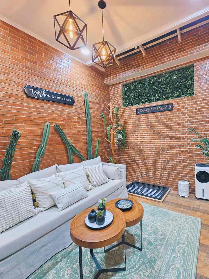 ‼️ Tips mendekor aesthetic low maintenance versi rumah casadeharsa:
✅ Menggunakan tanaman artificial sehingga tidak perlu perawatan harian
✅ Menggunakan model/desain dan ukuran furniture yang minimalis sehingga mudah dibersihkan
✅ Menggunakan karpet bermotif sehingga tidak mudah terlihat kotor 

Semoga bermanfaat & menginspirasi yah 🙏🏻🙏🏻.
#karpet #dekorasirumah #dekorasidinding #tanamanartificial #lampugantung #sofa #sarungbantal #mejatamu #Bingkaifoto #karpetruangtamu #mejatv #keramiklantai #keramikdinding
