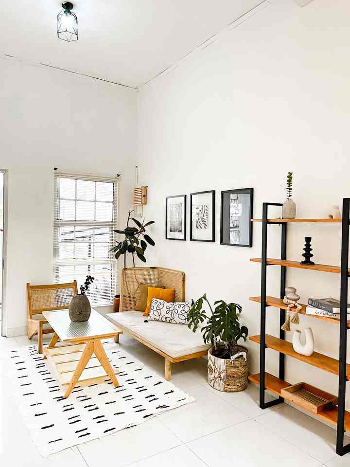 Ruang tamu ini 70 % nuansa kayu , pemilihan furniture kayu dengan warna natural menambahkan kesan elengant namum tetap minimalis .
#japandistyle #materialkayu #elegantonBudget #desainrumahelegan #sederhanewah