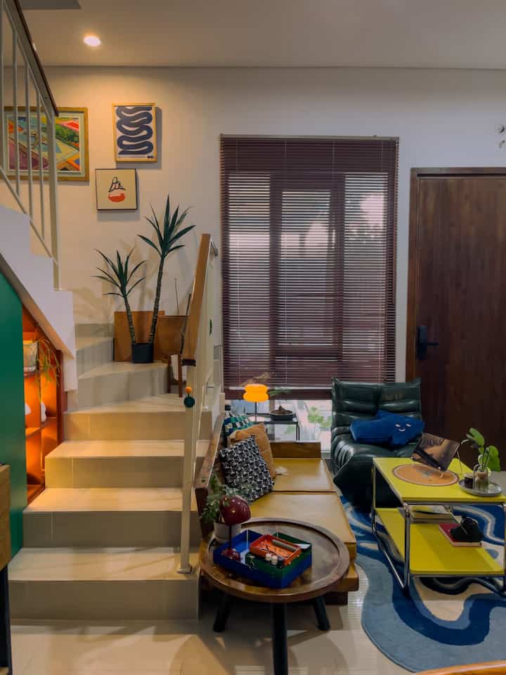 Styling Ruangan Elegan & Mewah On Budget versi @first21.haus🪞🪩
.
 Beberapa material furnitur dan barang dekorasi yg dipakai untuk membuat tampilan ruangan terlihat elegan sesuai dengan selera kami dengan harga AFFORDABLE antara lain;

 ✨ Material kayu pada furnitur seperti side table meja bulat (+/-300ribuan), cermin oval kayu jati custom 175x70cm (550k), ambalan TV kayu jati (900k), rak ambalan motif kayu (350k all in dgn braket). Agar membuat suasana elegan namun natural.

✨Material stainless steel / chrome yaitu pada coffee table ikea (1,2jt sangat wort it dgn tampilan vintage yg elegan), lampu meja ikea (200ribuan), dan kursi makan custom kayu+stainless pada dinning room (1,4jt/pcs). Looks silver pada stainless membuat kesan mewah dan elegan.

✨Material bahan faux leather sbg pilihan yg low budget drpd kulit hewan asli tetap bisa membuat furnitur menjadi elegan tapi low maintenance seperti bahan dari kedua sofa di living room (2-3jt harga standar untuk sofa namun looksnya terlihat mahal).

✨Dekorasi Sarung bantal yg memiliki motif, seperti motif kotak atau bentuk yg unik. Warna yg kita pilih sengaja beragam supaya menciptakan variasi warna pada ruangan (harga 100ribuan)

✨Tanaman Artificial bisa membuat ruangan makin natural dan elegan. Harganya pun di ecommerce variatif, ukurannya jg banyak pilihan. Yg kami pilih ukuran 120cm untuk yucca & 130cm utk yg bambu. (Harga 200ribuan)
.
Yuk teman-teman juga bisa banget bikin tampilan ruangan tetap mewah tanpa budget besar dengan pilihan barang-barang rekomendasi di atas yah, semoga bermanfaat 🙌🥰

#ElegantOnBudget #DesainRumahElegan #SederhanaMewah #TanamanArtificialMurah #YuccaArtificialPlant #TanamanPlastikLatex #FurnitureStainlessSteel #MejaKayu #AmbalanKayuJati #SofaKulit #SofaKulitSintetis #TogoSofa #CerminOvalKayuJati #LampuStainlessKaca #SofaLowBudget #SarungBantalEstetik #MejaStainlessSteel 

