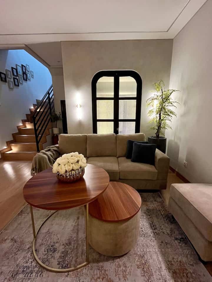 Living room kami, sebenarnya biasa aja, tapi kalau diperhatiikan tembok di belakang sofa, kami menggunakan cat teksture yang melengkapi pintu bergaya kolonial sehingga tampilan ruang tamu ini menjadi lebih lux, kami juga memilif sofa simple dengan warna netralmembuat ruangan ini tampak elegant #catrumahmewah #catruangtamumewah #sofaminimalis #lampudinding #elegantonbudget #designrumahelegant #sederhanamewah