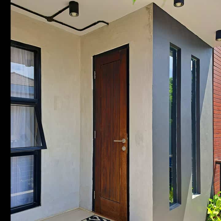Rumah dengan unsur kekayuan emang slalu punya daya tarik sendiri, rumah jdi lebih estetik&elegan. memang klo mau pakai kayu yg awet misal kayu jati harganya lumayan menguras kocek tpi saat ini sudah banyak material bangunan yg menyerupai kayu yg bisa dijadikan alternatif misal conwood, wpc atau keramik untuk harga bervariasi & kualitas lebih aman dari cuaca 


#dindingexpose #elegantonbudget #desainrumahelegant #sederhanamewah #rumahindustrial #inspirasirumah #renovtanpaarsitek