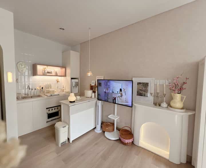 Rumah terlihat elegant dengan perpaduan warna" yang tidak terlalu banyak agar tetap terlihat luas, bisa menggunakan warna cream, white & ivory untuk perpaduan funiture nya di tambah produknya harus aesthetic , aku baru beli bracket standing tv baru yang menunjang ruangan ini terlihat elegant tapi tetap terjangkau , + lampu" aesthetic dengan cahaya warmy membuat kesan classic elegant #elegantonbudget #designrumahelegant #sederhanamewah #aesthetic #livingroom #ruangankecil #ruangtamu #kitchensetminimalis #compacthouse #kitchensetminimalis